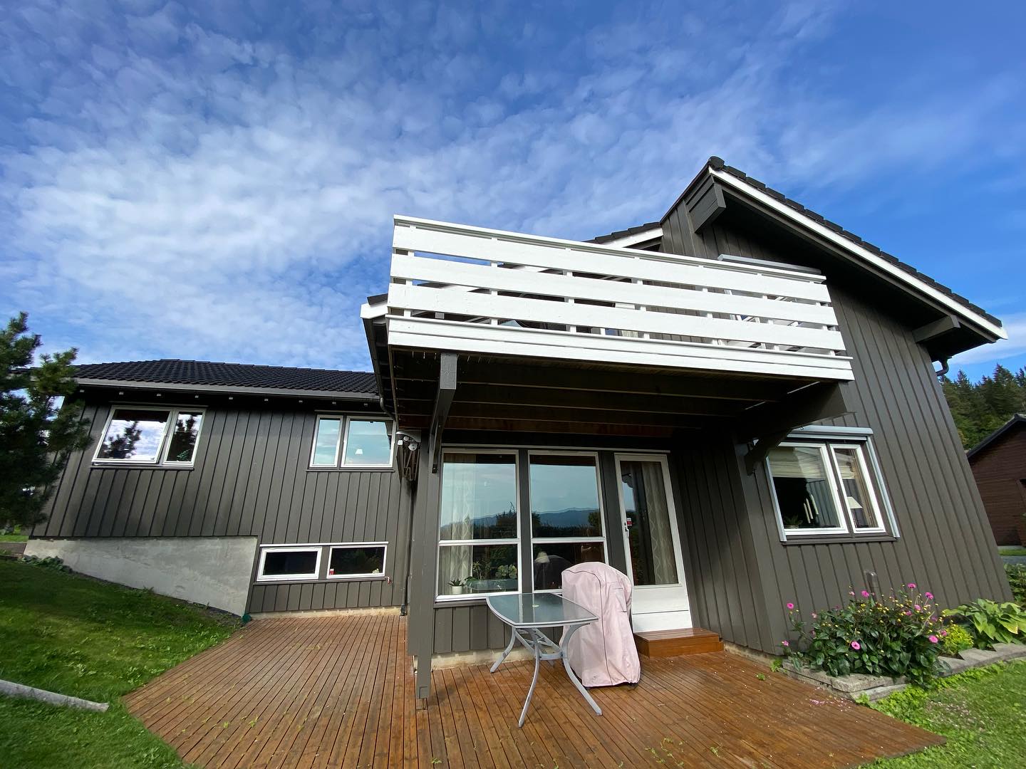 Moderne hus utvendig med nymalt panel